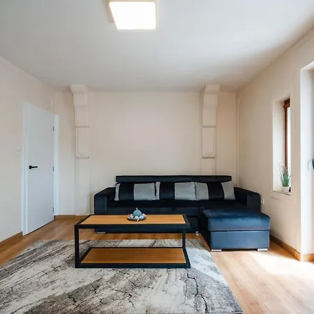 아파트 2-bedroom Flat - Sunny Balcony