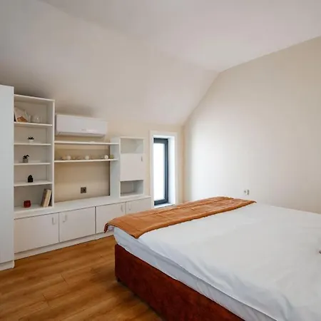 2-bedroom Flat - Sunny Balcony * 플로브디프
