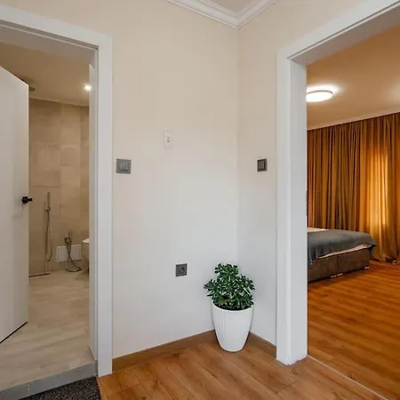 2-bedroom Flat - Sunny Balcony * 플로브디프