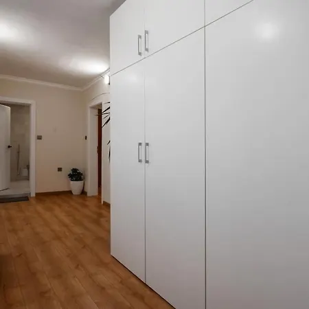 2-bedroom Flat - Sunny Balcony Lägenhet