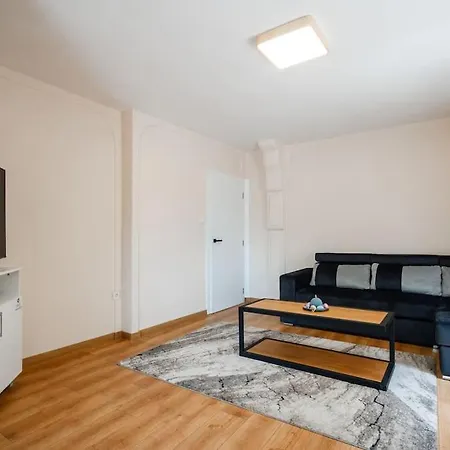 2-bedroom Flat - Sunny Balcony Lägenhet *